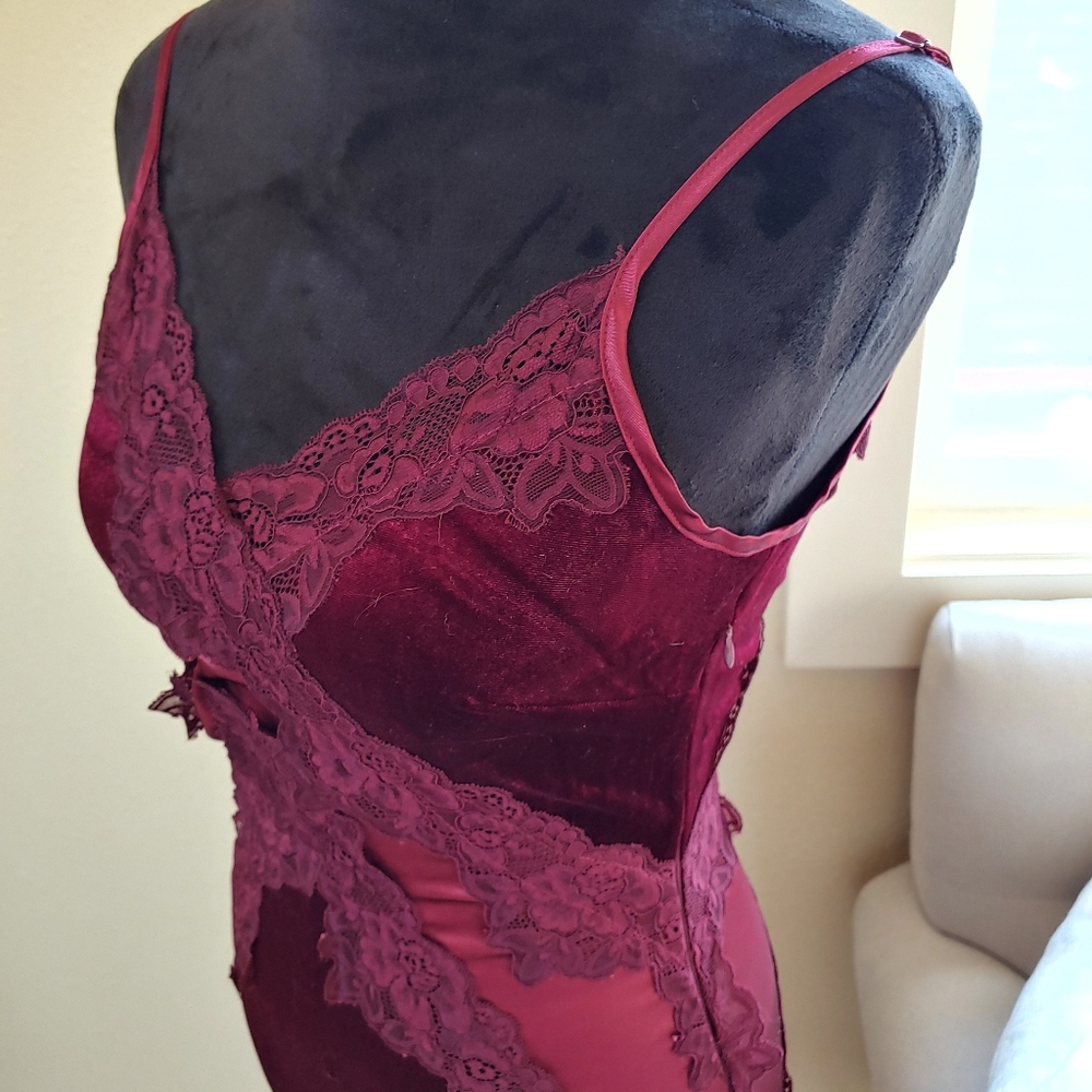 Romeo + Juliet Couture Velvet and Lace Midi Dress